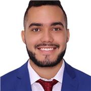 Profesor que da clases a Universitarios en área de salud